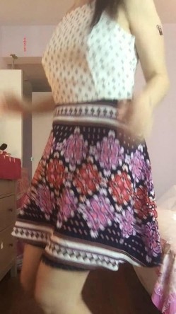 丰腴笑容酒窝熟女居家走T秀，熟女的快乐你想不到有多风骚，画风很有感觉，就是有点骚 喜欢 截图5