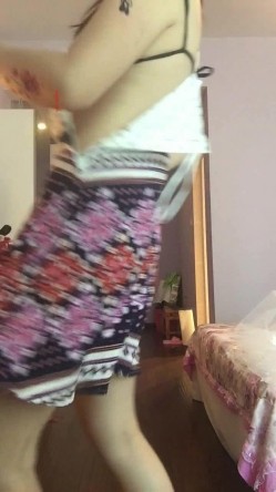 丰腴笑容酒窝熟女居家走T秀，熟女的快乐你想不到有多风骚，画风很有感觉，就是有点骚 喜欢 截图8