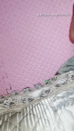 迷人的嫂子可真带劲捧着我的鸡巴从上舔到下，露脸性感的内衣直接坐上来，在我的大力抽插下呻吟，射奶子上 截图11