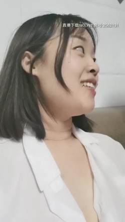 迷人的嫂子可真带劲捧着我的鸡巴从上舔到下，露脸性感的内衣直接坐上来，在我的大力抽插下呻吟，射奶子上 截图14
