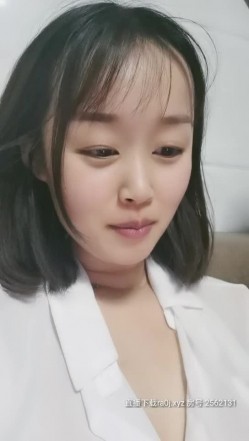 迷人的嫂子可真带劲捧着我的鸡巴从上舔到下，露脸性感的内衣直接坐上来，在我的大力抽插下呻吟，射奶子上 截图15