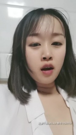 迷人的嫂子可真带劲捧着我的鸡巴从上舔到下，露脸性感的内衣直接坐上来，在我的大力抽插下呻吟，射奶子上 截图16