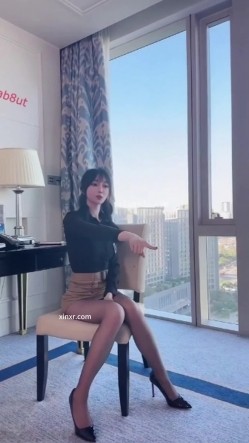秀人网人气女神，【玥儿玥】最新黑丝高跟，职业装御姐范，大尺度漏奶头 截图4