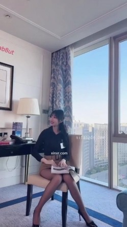 秀人网人气女神，【玥儿玥】最新黑丝高跟，职业装御姐范，大尺度漏奶头 截图5