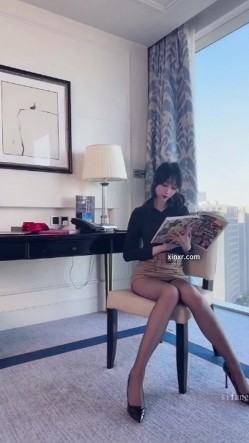 秀人网人气女神，【玥儿玥】最新黑丝高跟，职业装御姐范，大尺度漏奶头 截图7