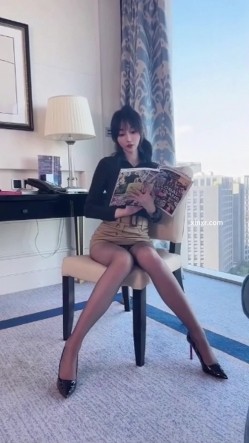 秀人网人气女神，【玥儿玥】最新黑丝高跟，职业装御姐范，大尺度漏奶头 截图8