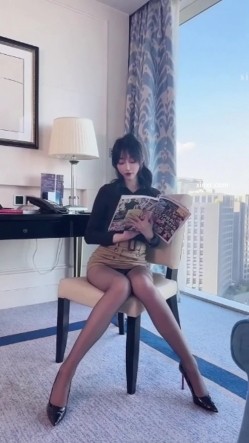 秀人网人气女神，【玥儿玥】最新黑丝高跟，职业装御姐范，大尺度漏奶头 截图9