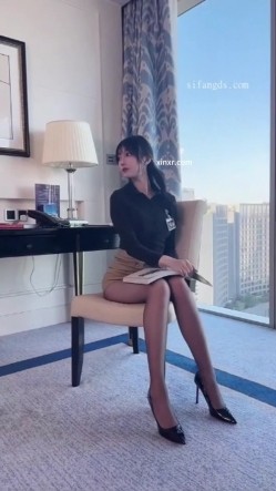 秀人网人气女神，【玥儿玥】最新黑丝高跟，职业装御姐范，大尺度漏奶头 截图11