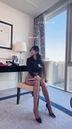 秀人网人气女神，【玥儿玥】最新黑丝高跟，职业装御姐范，大尺度漏奶头 截图12