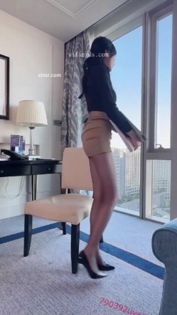 秀人网人气女神，【玥儿玥】最新黑丝高跟，职业装御姐范，大尺度漏奶头 截图13