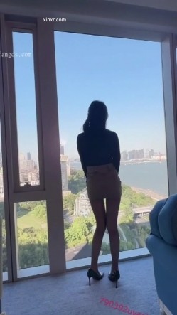 秀人网人气女神，【玥儿玥】最新黑丝高跟，职业装御姐范，大尺度漏奶头 截图16