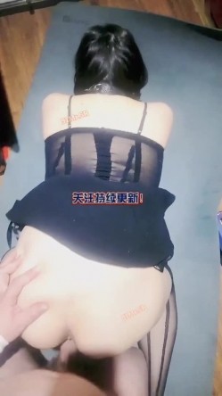《顶级重磅&精品福利》入会粉丝团专属91Mr.SR性爱自拍～皮肤白皙八字吊钟奶大屁股人妻各种方式啪啪 能玩的都玩到了 劲爆收藏 截图12