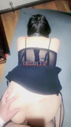 《顶级重磅&精品福利》入会粉丝团专属91Mr.SR性爱自拍～皮肤白皙八字吊钟奶大屁股人妻各种方式啪啪 能玩的都玩到了 劲爆收藏 截图14