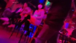 【猎奇资源 砂舞】舞厅内的淫乱 重金属质感般的性爱 抓奶 抠逼 摸屌 口爆 打站桩 站炮 激情篇 截图3