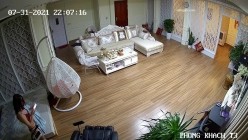 黑客破解网络摄像头监控偷拍 豪宅里贵妇练习瑜伽过程中就被操了 截图8