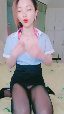 真实高颜值美艳娇娘 色诱55岁上门收破烂大叔 短裙黑丝爆乳差点被强奸 含住肉棒才缓下来 肏穴口爆好满足 截图1