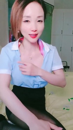 真实高颜值美艳娇娘 色诱55岁上门收破烂大叔 短裙黑丝爆乳差点被强奸 含住肉棒才缓下来 肏穴口爆好满足 截图4