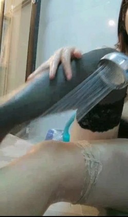 风骚气质 少妇关难过 ‘你们想看什么都会满足的，把你鸡巴弄硬然后插到我逼里好吗，奇痒，来操我操我！’ 截图11