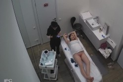 仁爱医院监控破解 偷拍两个阴部微整形的美少妇小黑B瞬间秒变小白虎 截图13