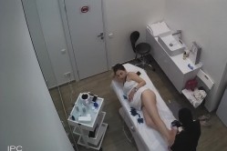 仁爱医院监控破解 偷拍两个阴部微整形的美少妇小黑B瞬间秒变小白虎 截图14