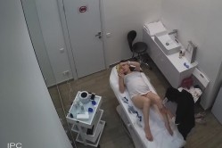 仁爱医院监控破解 偷拍两个阴部微整形的美少妇小黑B瞬间秒变小白虎 截图16