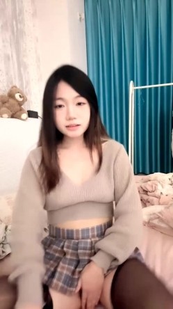 【猫猫】清纯校花极品美乳 丝袜美腿 道具狂插冒白浆 水晶棒大屌插到底 爽 截图1