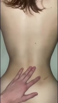 撸点极高腰细蜜桃臀小妞，骑乘位爆插小穴，主动一前一后深插，第一视角后入，打桩机快速进出屁股抖动 截图13
