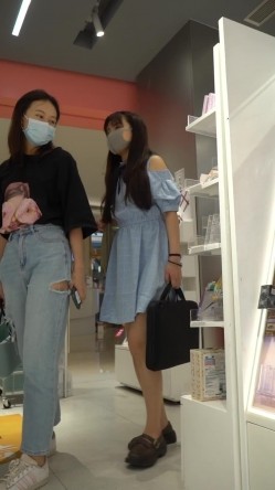 【精选无内CD】自整理YZWCD系列YH01+YH02 在镜头下看得毛是又长又多 清楚地看到13的缝隙 截图5