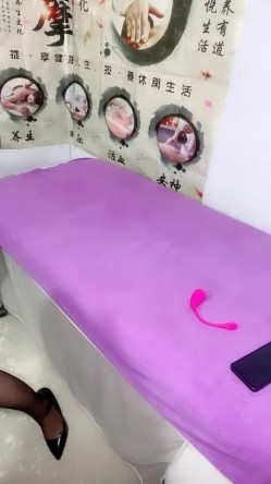【田野寻弯】黑丝御姐盘腿在床上给客户做按摩推拿，客户受不了刺激直接撕开丝袜强操的妹子直叫唤 截图8