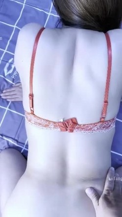 【极品淫妻 ️疯狂绿帽】蜜桃臀超淫妻『青青』绿帽老公找猛男操爱妻 前裹后怼 全无套操 粉丝群交篇 高清720P原版 截图6