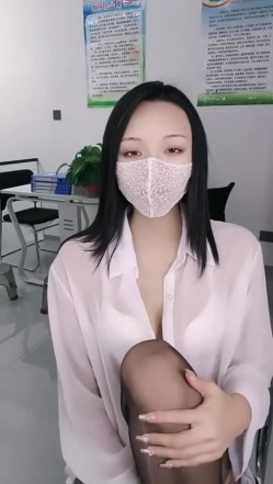 【雅儿老湿】退役模特 美腿丝袜 沟搭男技师男学弟 无套狂操 多地点无套内射 真受不了 截图3