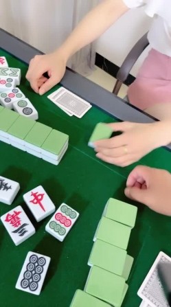 剧情演绎：情欲麻将，与身材不错的小少妇打麻将，打着打着就操了起来！ 截图4