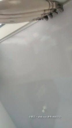 乱伦嫂嫂露脸来大姨妈了也不放过续，小哥的鸡巴直往脸上蹭往她嘴里塞，吃奶子玩逼让嫂子给足交，口爆吞精 截图2
