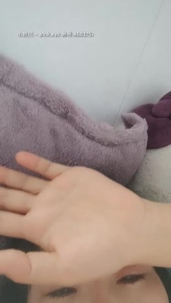 乱伦嫂嫂露脸来大姨妈了也不放过续，小哥的鸡巴直往脸上蹭往她嘴里塞，吃奶子玩逼让嫂子给足交，口爆吞精 截图3