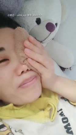 乱伦嫂嫂露脸来大姨妈了也不放过续，小哥的鸡巴直往脸上蹭往她嘴里塞，吃奶子玩逼让嫂子给足交，口爆吞精 截图4