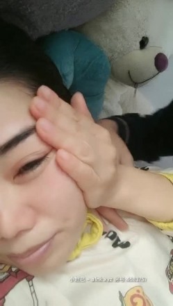乱伦嫂嫂露脸来大姨妈了也不放过续，小哥的鸡巴直往脸上蹭往她嘴里塞，吃奶子玩逼让嫂子给足交，口爆吞精 截图5