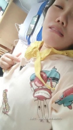 乱伦嫂嫂露脸来大姨妈了也不放过续，小哥的鸡巴直往脸上蹭往她嘴里塞，吃奶子玩逼让嫂子给足交，口爆吞精 截图6