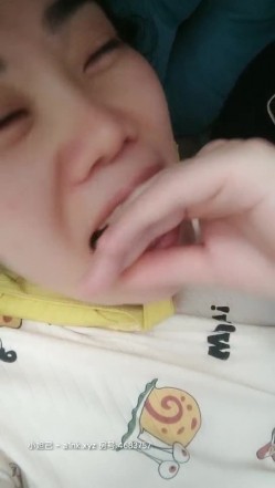 乱伦嫂嫂露脸来大姨妈了也不放过续，小哥的鸡巴直往脸上蹭往她嘴里塞，吃奶子玩逼让嫂子给足交，口爆吞精 截图7