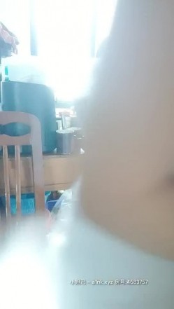 乱伦嫂嫂露脸来大姨妈了也不放过续，小哥的鸡巴直往脸上蹭往她嘴里塞，吃奶子玩逼让嫂子给足交，口爆吞精 截图13