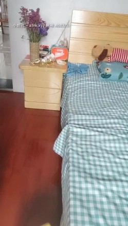 乱伦嫂嫂露脸来大姨妈了也不放过续，小哥的鸡巴直往脸上蹭往她嘴里塞，吃奶子玩逼让嫂子给足交，口爆吞精 截图15