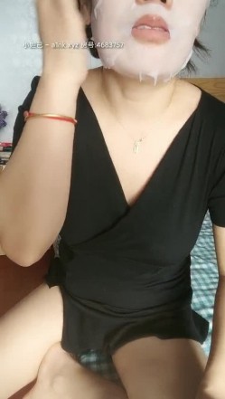 乱伦嫂嫂露脸来大姨妈了也不放过续，小哥的鸡巴直往脸上蹭往她嘴里塞，吃奶子玩逼让嫂子给足交，口爆吞精 截图16