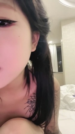 【欣啦啦啦】校花学妹 花臂纹身 诱人大长腿 狗链道具自慰 边亲边干无套输出 浪叫呻吟不止 截图4