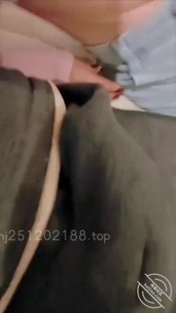 极品身材超美姐姐『亲姐的诱惑』小外甥在看手机在他面前操了2次姐姐，一边操一边跟他聊天 截图3