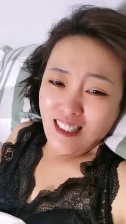 极品人妻！刺激，【放肆的小水娃】，真实良家，标准的贤妻良母，厨房搔首弄姿 截图4