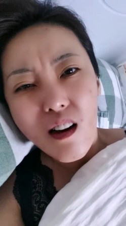 极品人妻！刺激，【放肆的小水娃】，真实良家，标准的贤妻良母，厨房搔首弄姿 截图13
