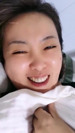 极品人妻！刺激，【放肆的小水娃】，真实良家，标准的贤妻良母，厨房搔首弄姿 截图16
