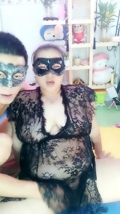 小娇妻双人修仙黑丝情趣，大奶子舔逼吃屌，激情抽插浪叫不断，内射中出第二弹 截图1