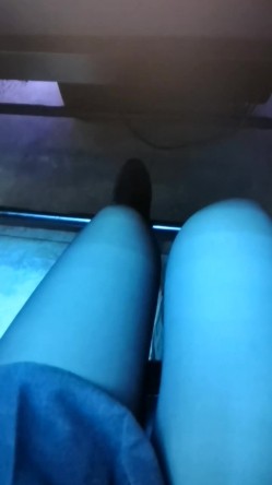 【失业老师】骚艳老师~户外高铁，网吧，澡堂，厕所~跳蛋喷水~电玩小哥去厕所帮它舔逼 截图1