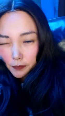 【失业老师】骚艳老师~户外高铁，网吧，澡堂，厕所~跳蛋喷水~电玩小哥去厕所帮它舔逼 截图2