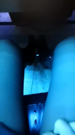 【失业老师】骚艳老师~户外高铁，网吧，澡堂，厕所~跳蛋喷水~电玩小哥去厕所帮它舔逼 截图4